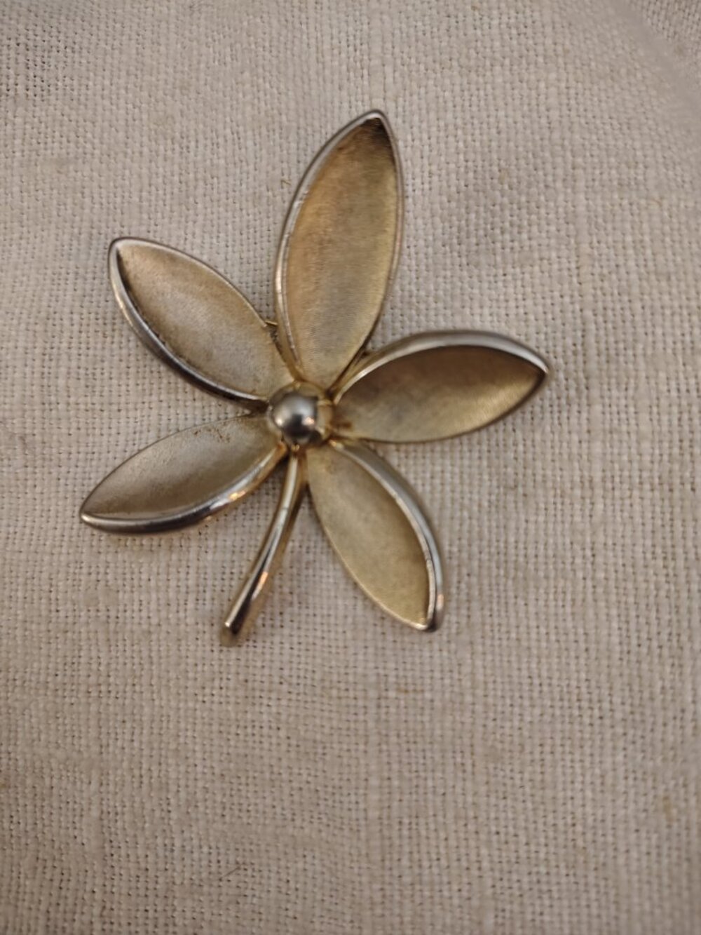 Trifari: Vintage Gold Tone Full Bloom Flower Brooch.